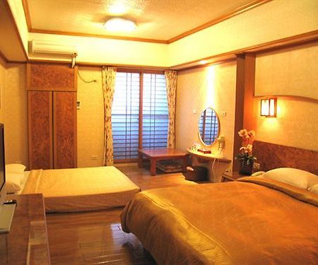 Sin Fu Business Hotel Taichung Bagian luar foto