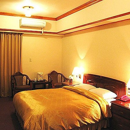 Sin Fu Business Hotel Taichung Bagian luar foto