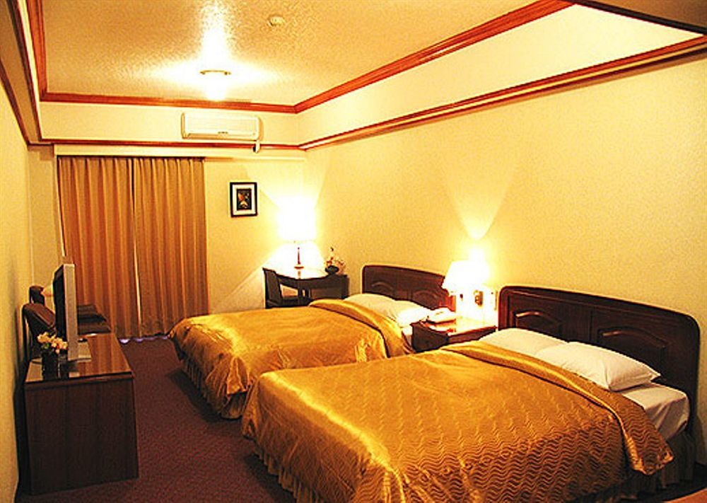 Sin Fu Business Hotel Taichung Bagian luar foto