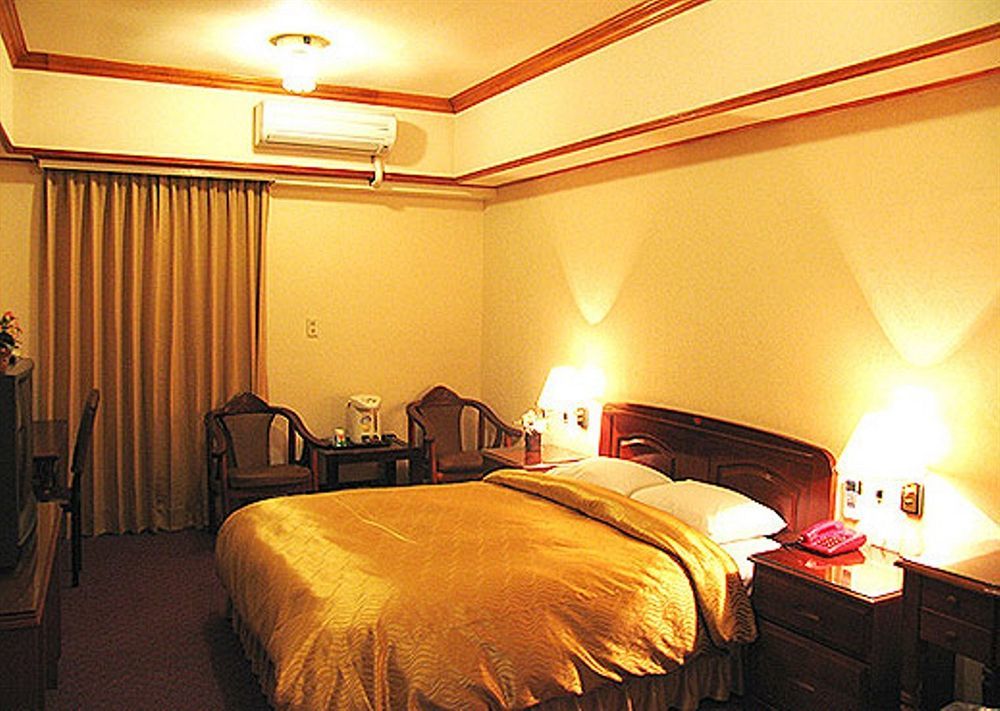 Sin Fu Business Hotel Taichung Bagian luar foto
