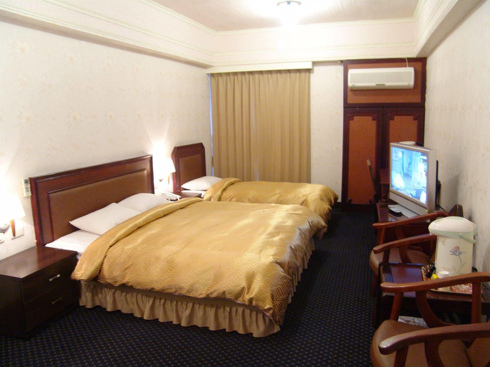 Sin Fu Business Hotel Taichung Bagian luar foto