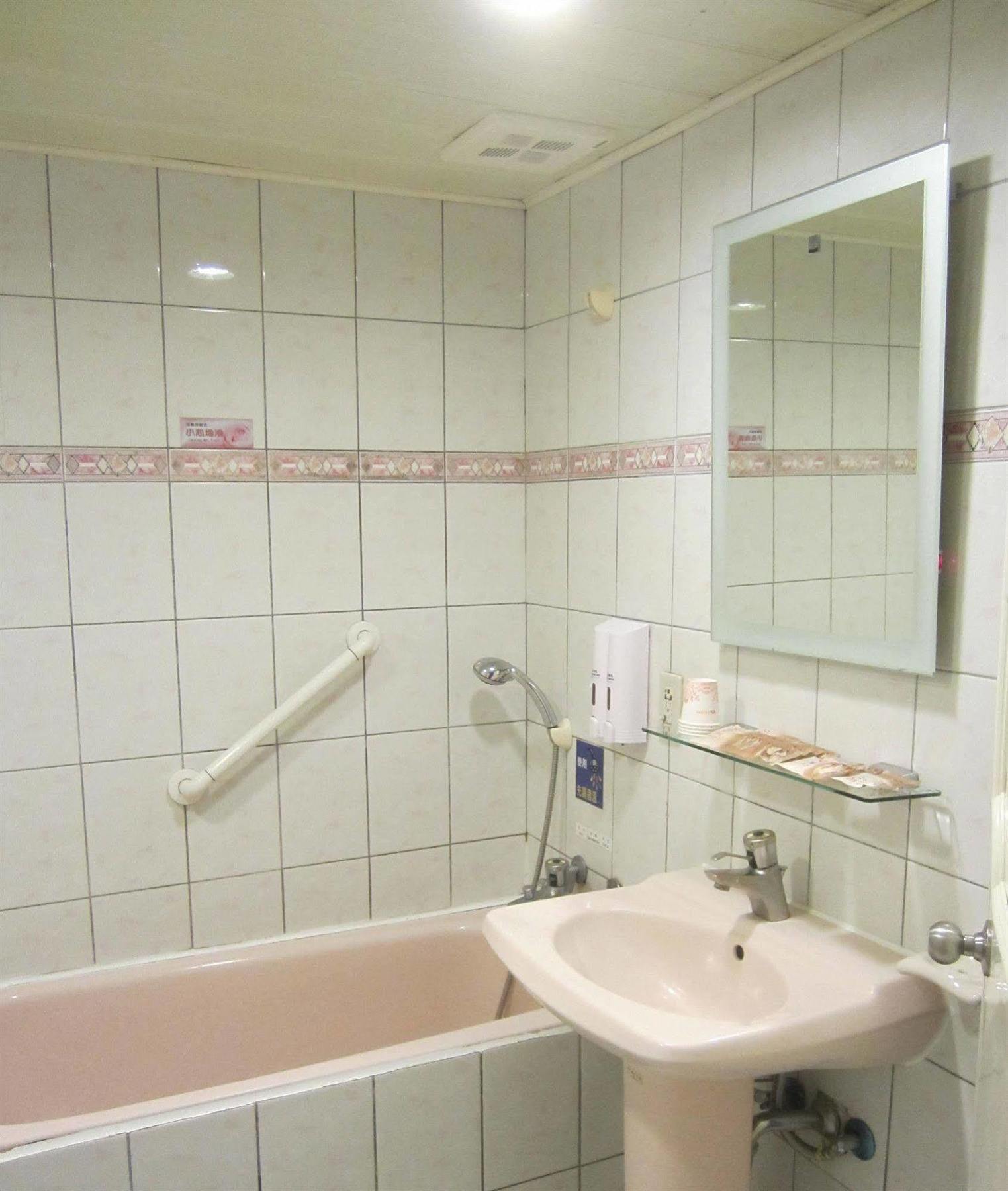 Sin Fu Business Hotel Taichung Bagian luar foto