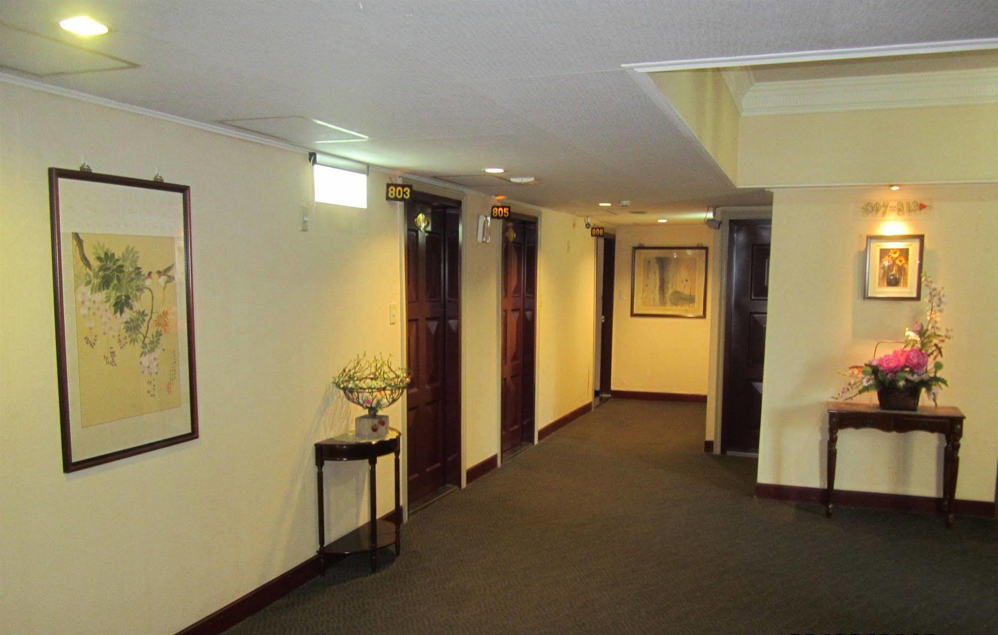 Sin Fu Business Hotel Taichung Bagian luar foto