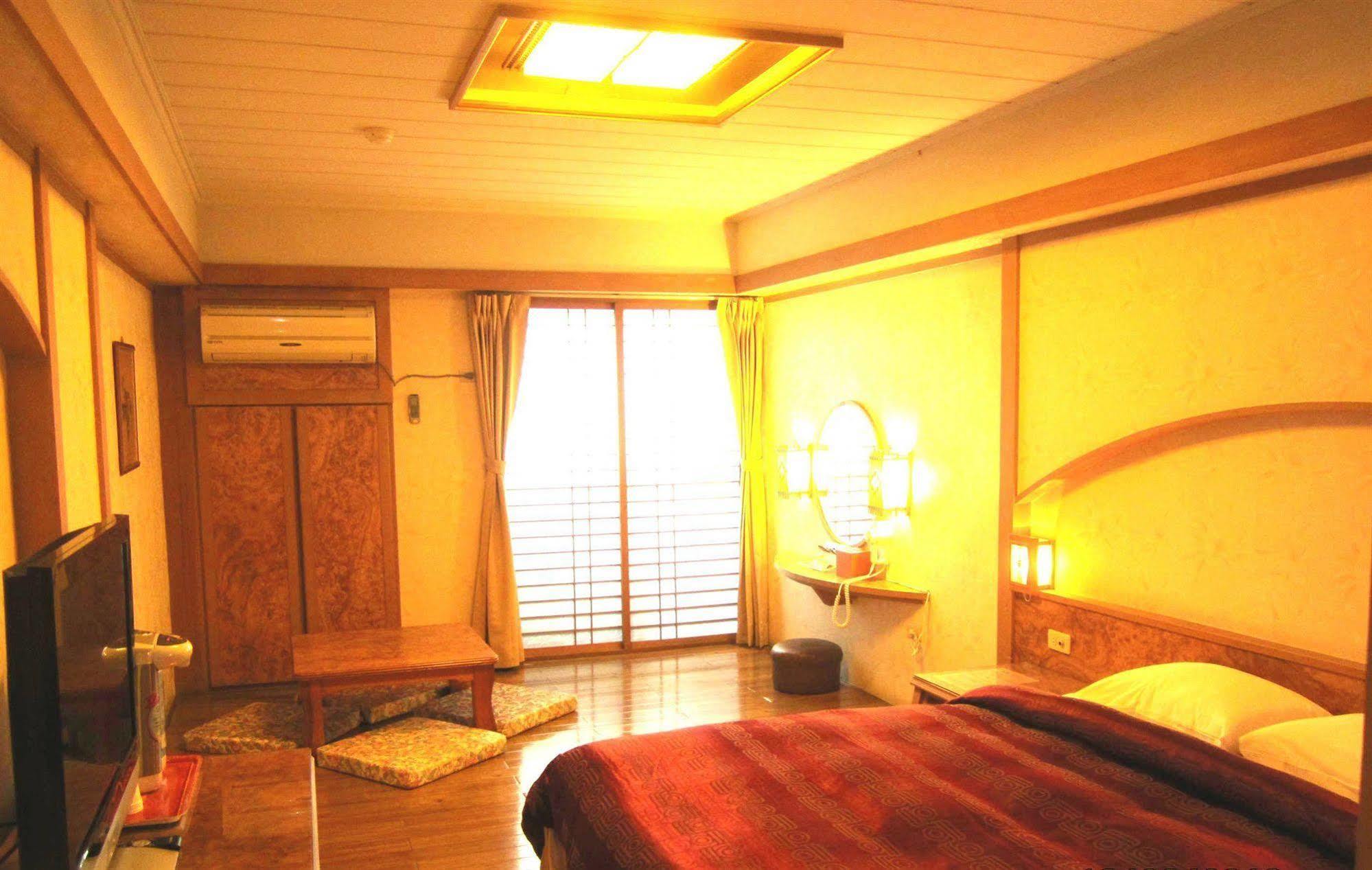 Sin Fu Business Hotel Taichung Bagian luar foto