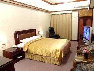 Sin Fu Business Hotel Taichung Bagian luar foto